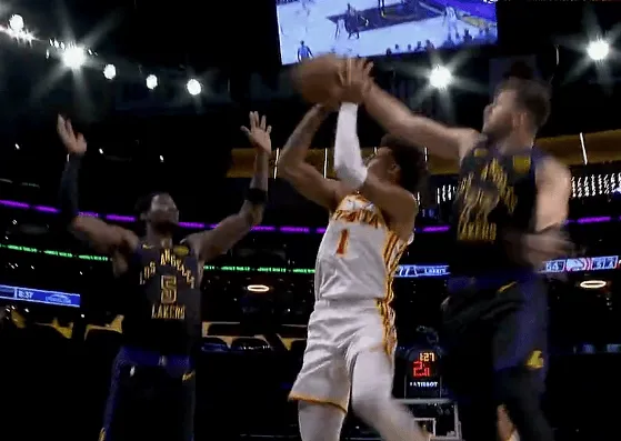 天天赢球-东契奇身后送出排球大帽，湖人轰出35-12超级进攻波领先23分