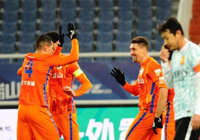 【中超】克雷桑闪击莫伊塞斯建功 泰山5比0武汉长江